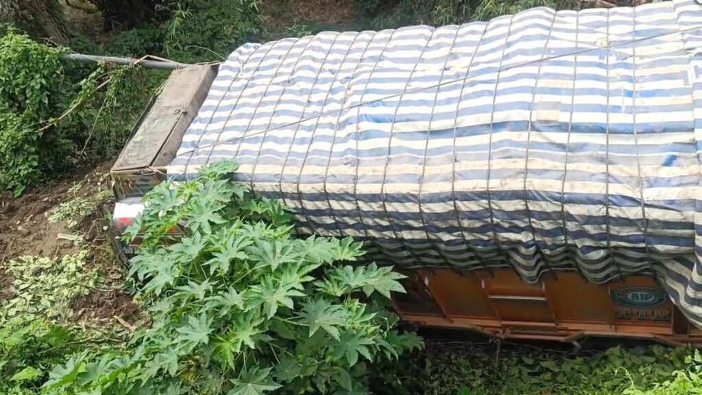 Horrific accident in Satbhaiya; Apple-laden lorry overturns in Magurmari River