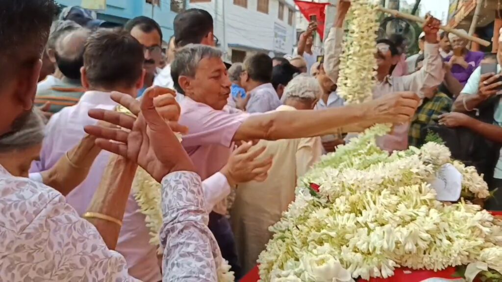The last rites of the late Left leader were performed at Muktarpur crematorium in Bhatpara.