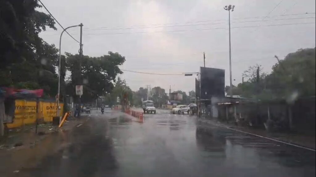 Relief amidst rain accompanied by thunder and lightning; Jalpaiguri's daily market submerged in water after light rain