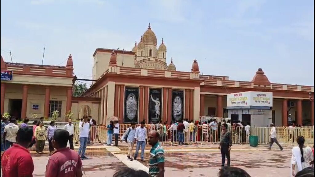 Actress Kajol offers puja at Dakshineswar ahead of new film release; huge crowd of fans