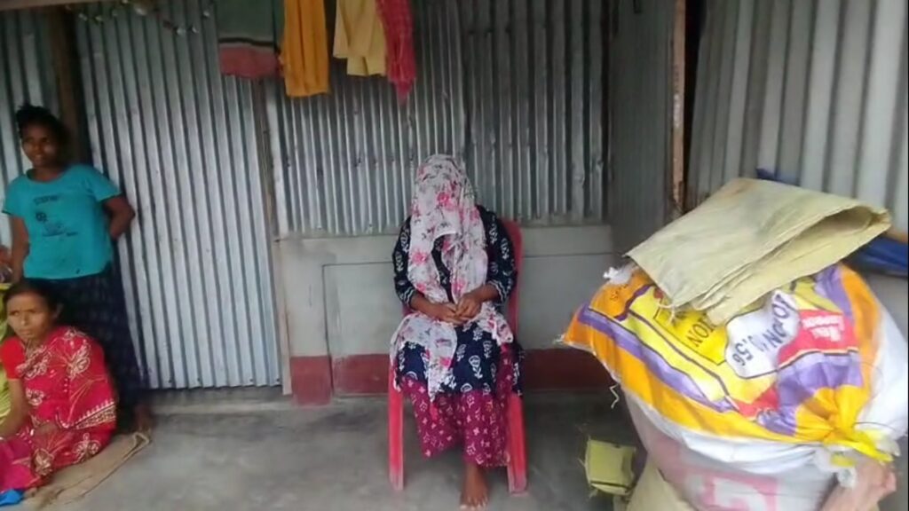 Minor girl's lover holds protest at boyfriend's house on Jamaishasthi day! Shaulmari in uproar over love demand