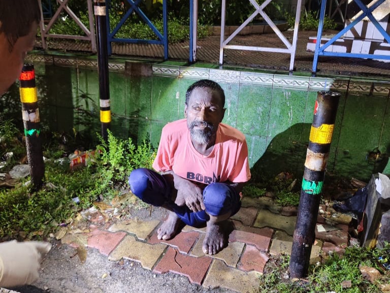 Humane face: Jalpaiguri police stand by mentally unstable person