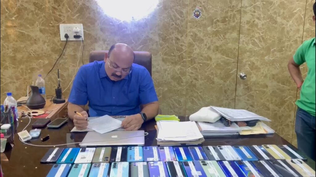 People regain lost memories; Matigara Police returns 30 mobile phones