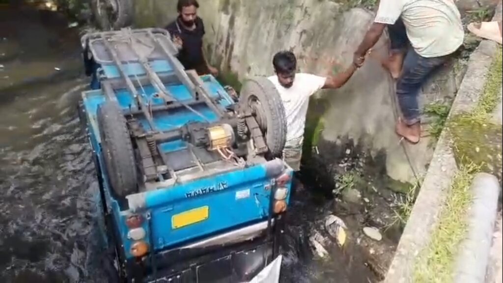 Toto accident in Jalpaiguri; Locals angry over driver's alleged intoxication