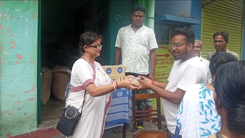 Distribution of Prasad from Jagannath Temple in Digha - Papiya Pal delivers God's blessings to the people