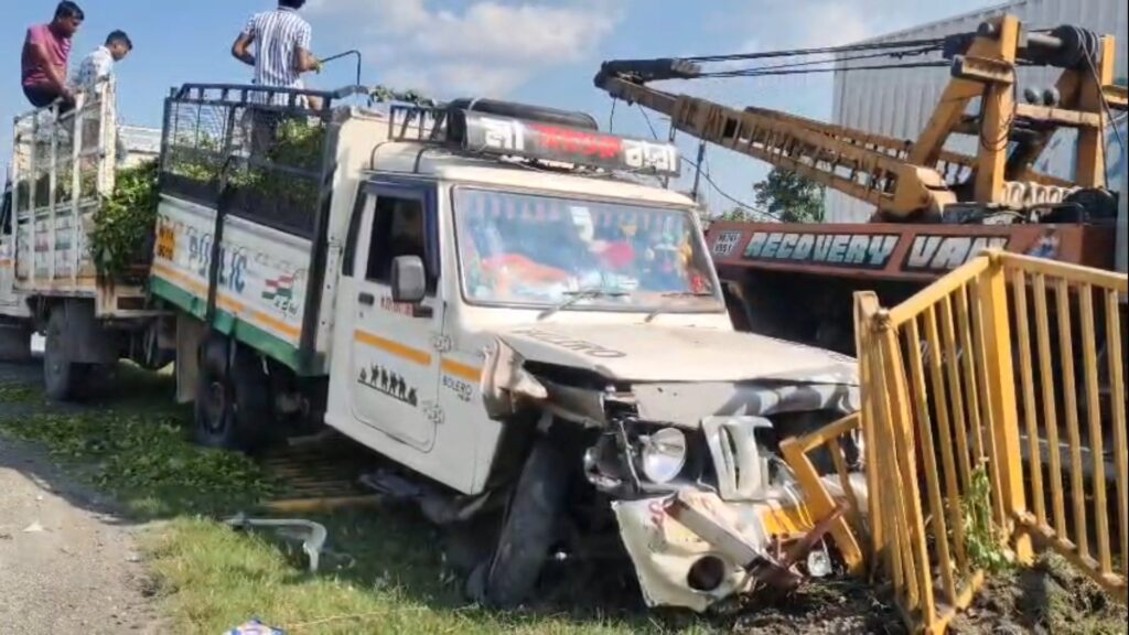 Horrific road accident in Jalpaiguri's Phatapukur; Driver and passenger narrowly escape death