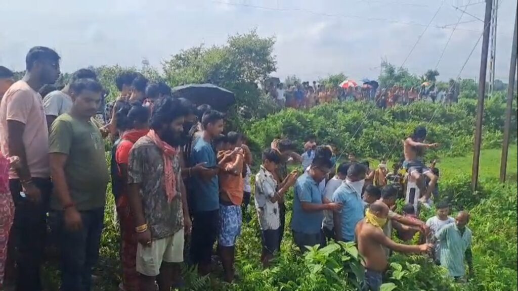 Missing after going out to collect fare; Body of Toto driver found in bushes; Sensation in Jalpaiguri